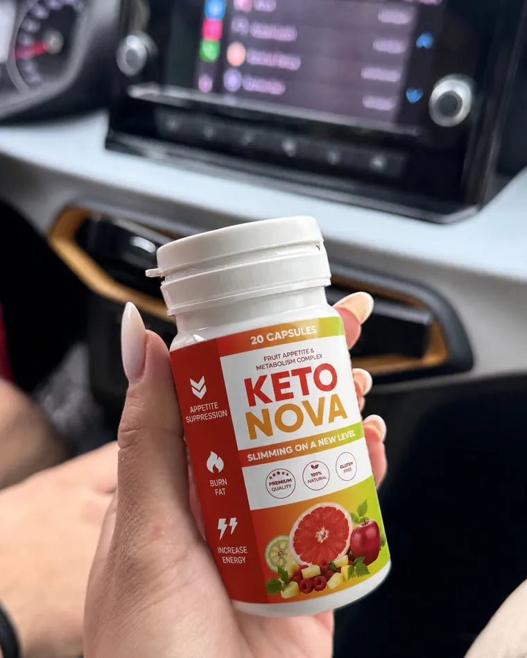 Mano che tiene un barattolo di Keto Nova in auto